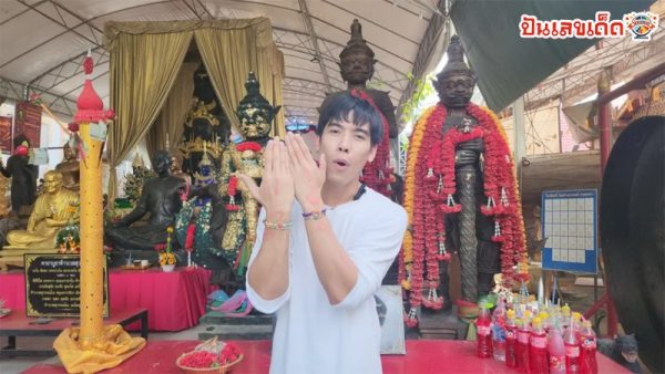 นักร้องลูกทุ่ง มาลงยันต์หลังมือ-"country singer Come put a talisman on the back of your hand."