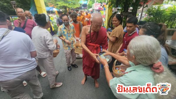 พิธีตักบาตรเทโว วัดดัง - "Ceremony to offer alms to monks at a famous temple"